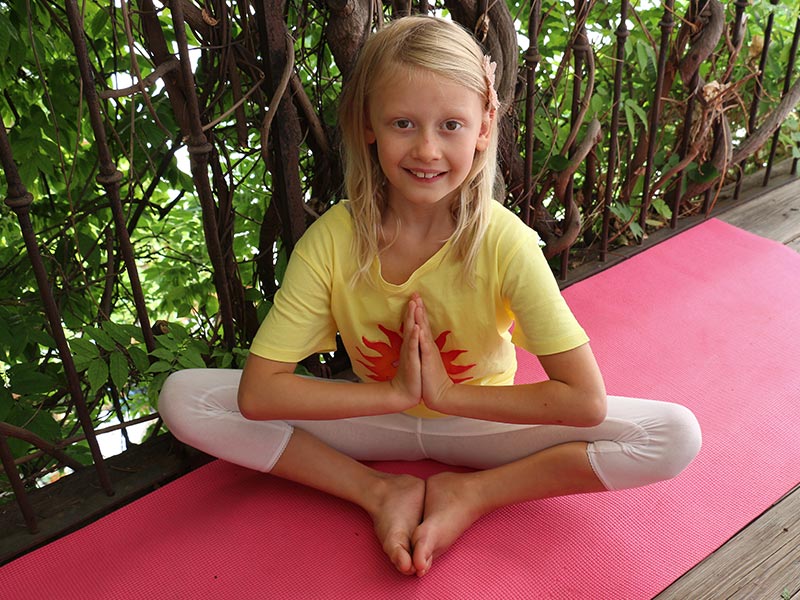 Foto: Yoga-Mädchen im Lotussitz