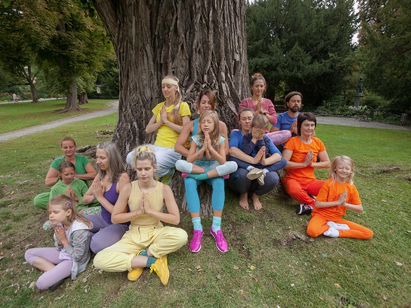 Foto: Familienyoga Gruppe bei Riesenbaum im Namaste