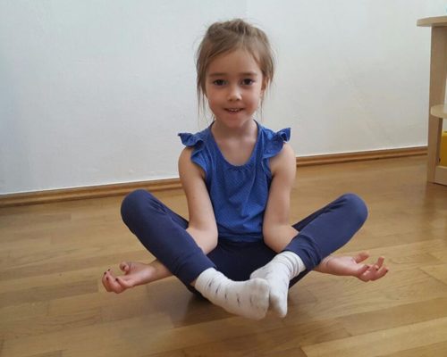 Foto: Kleines Mädchen im Yogasitz