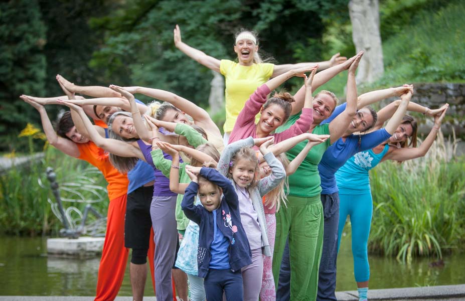 Foto: Familienyoga-Gruppe mit Sibylle Schöppel in Graz Stadtpark
