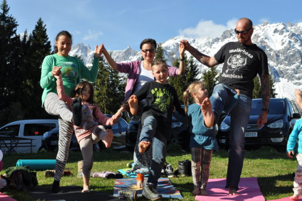 Foto: Familienyoga Ramsau outdoor vor Dachstein