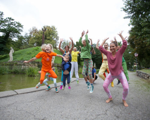 Foto: Kinderyoga, Sibylle Schöppel, Strecksprung, Mütter mit Kindern im Graz Stadtpark