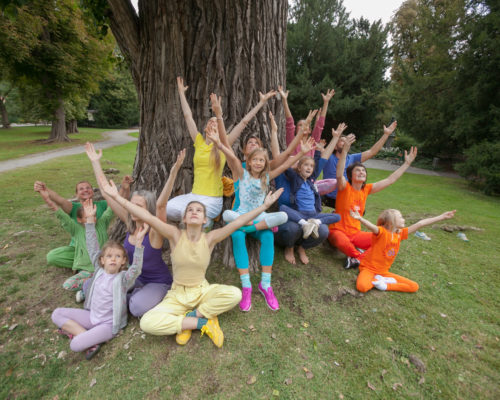 Foto: Kinderyoga, Sibylle Schöppel, Mütter mit Kindern bei Riesenbaum im Graz Stadtpark