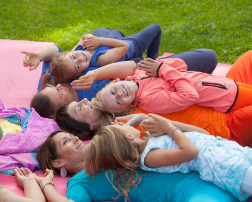 Foto: Kinderyoga, Mütter kuscheln mit Kindern Graz Stadtpark