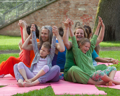 Foto: Kinderyoga, Mütter mit Töchtern beim Kinderyoga im Stadtpark Graz