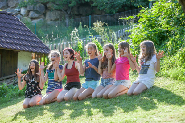 oto: Teenageryoga Mädchen in Position Löwe