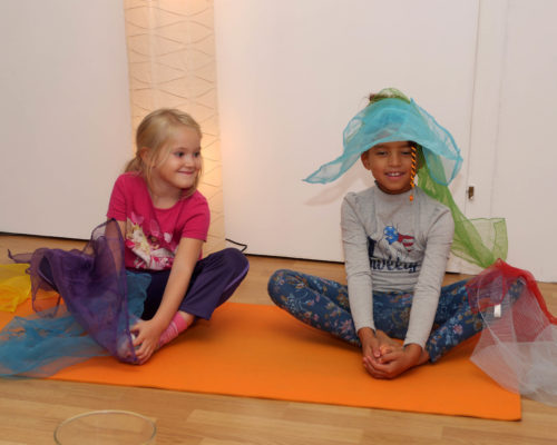 Foto: 2 Mädchen in Yoga-Position Schmetterling