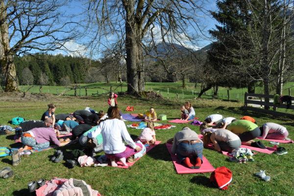 Foto: Familienyoga outdoor Maus-Position