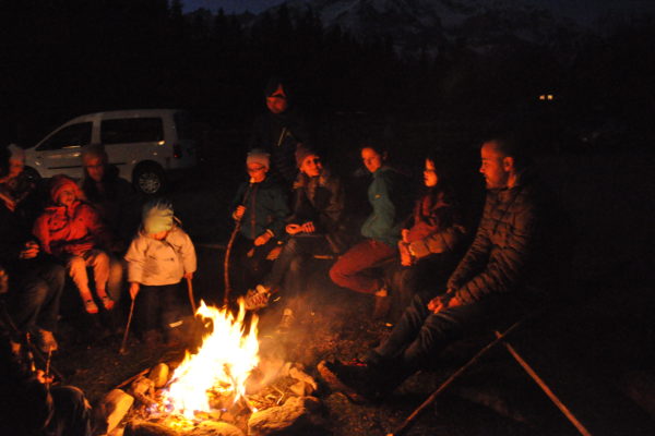 Foto: Lagerfeuer beim Familienyoga