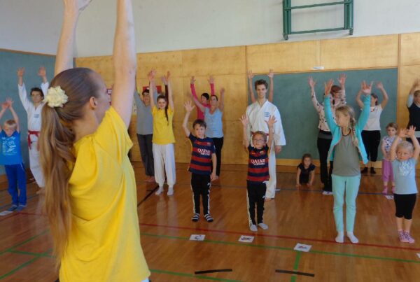 Foto: Kinderyoga-Expertin Sibylle Schöppel Familien-Yoga im Turnsaal